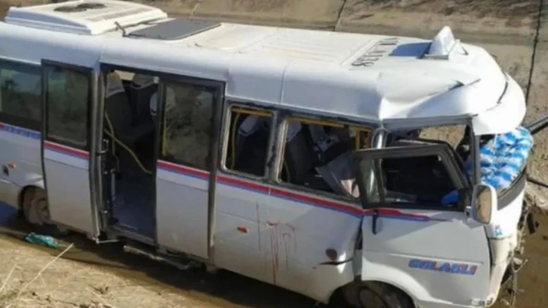 Adana'da minibüs kazası: İşçileri taşıyan araç devrildi, 13 yaralı | TrendsOmni Dijital Haber Portalı