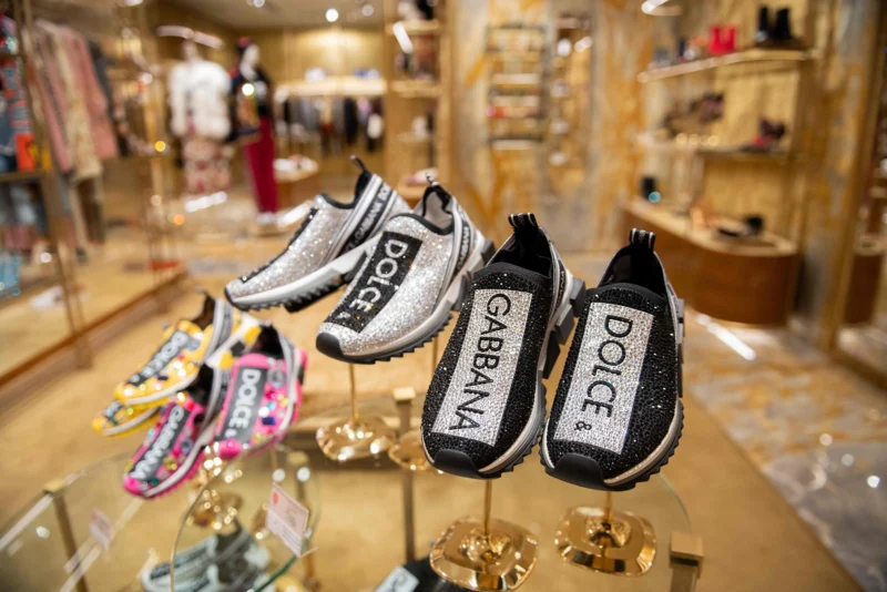Dolce & Gabbana Tartışmaları: Bella Hadid'in İsyanı ve Eleştiriler | TrendsOmni Dijital Haber Portalı