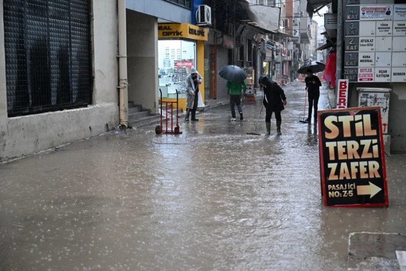 İzmir Sağanak Yağış: Altyapı Sorunları ve Mahsur Kalanlar | TrendsOmni Dijital Haber Portalı