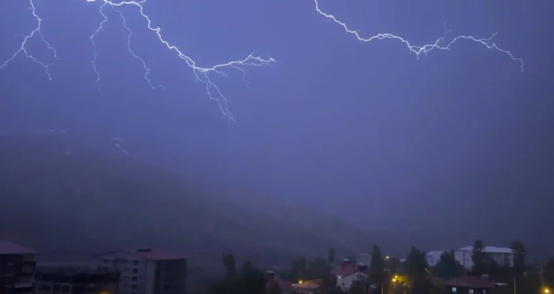Bitlis Şimşekleri: Şubat Gecesinde Yaşanan Doğa Olayı | TrendsOmni Dijital Haber Portalı